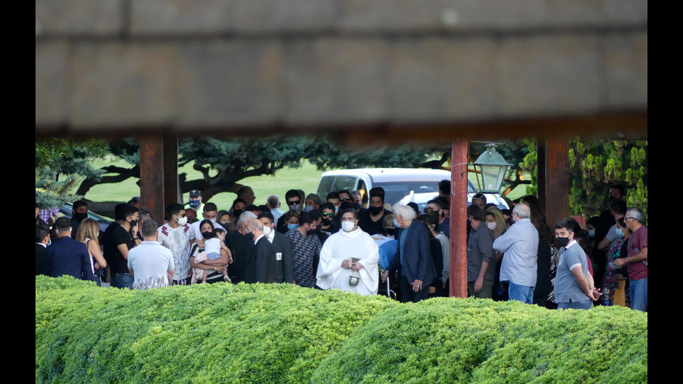 Погребаха Марадона на церемония в тесен кръг