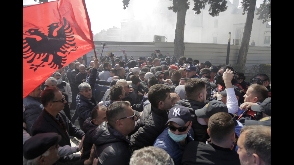 Нови сблъсъци в Тирана, окупирана е сградата на полицията