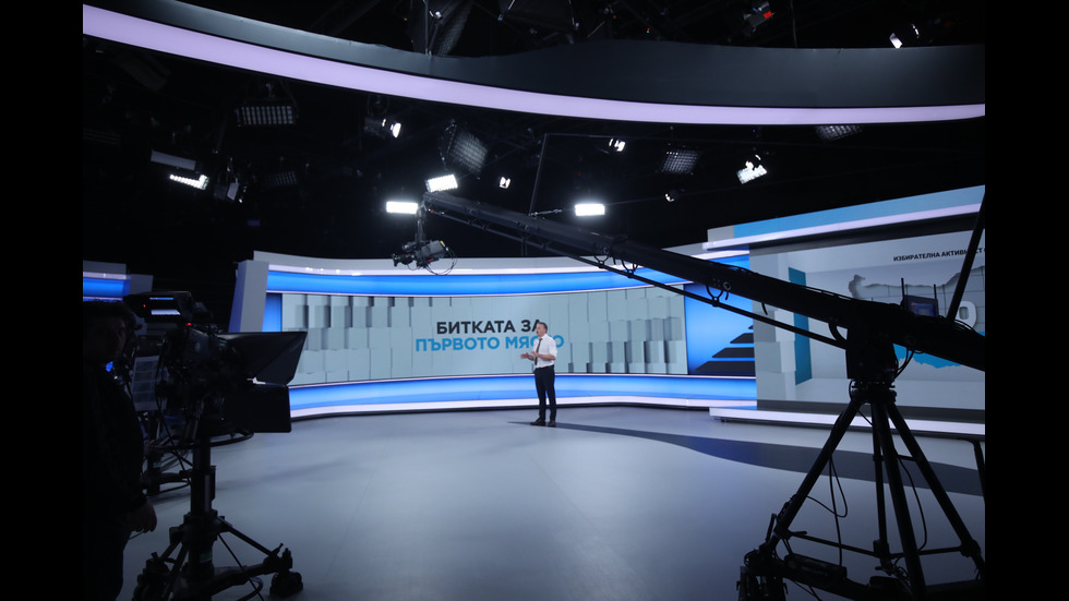 ЗАД КАДЪР: Изборният ден по NOVA В СНИМКИ