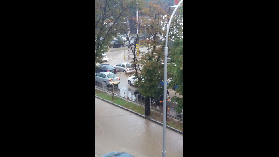 Проливен дъжд се изля във Варна