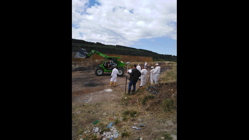Продължава търсенето на незаконно заровен боклук край Червен бряг