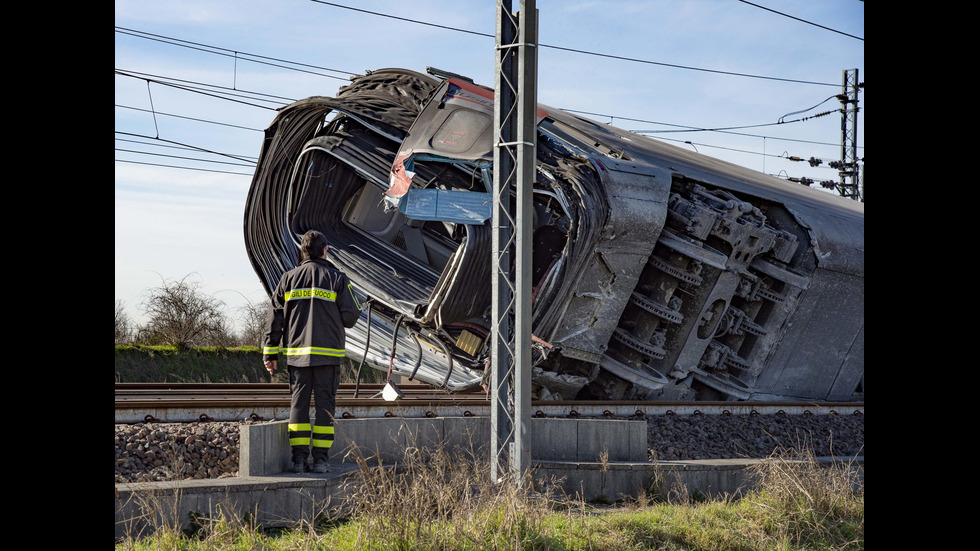 Влак дерайлира край Милано, има жертви и ранени