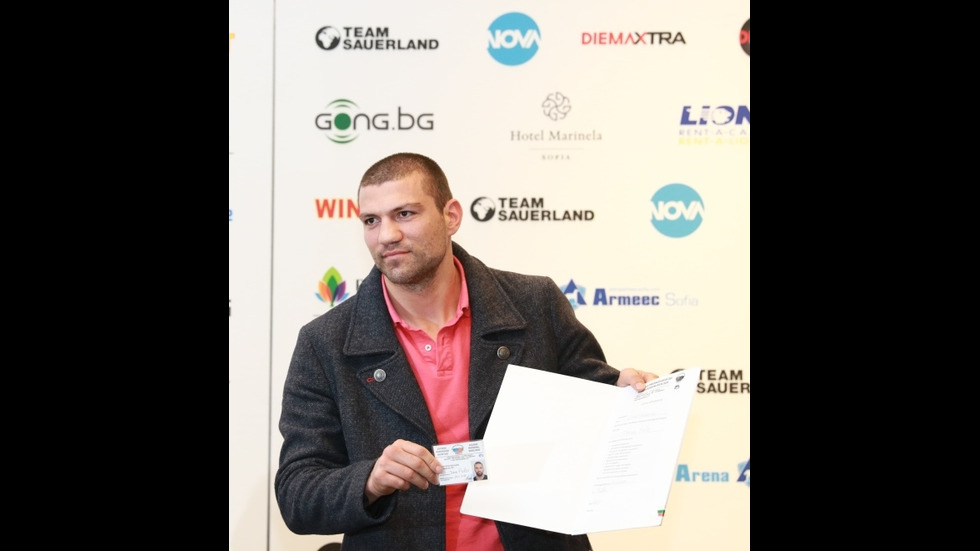 Тервел Пулев получава професионалния си боксов лиценз