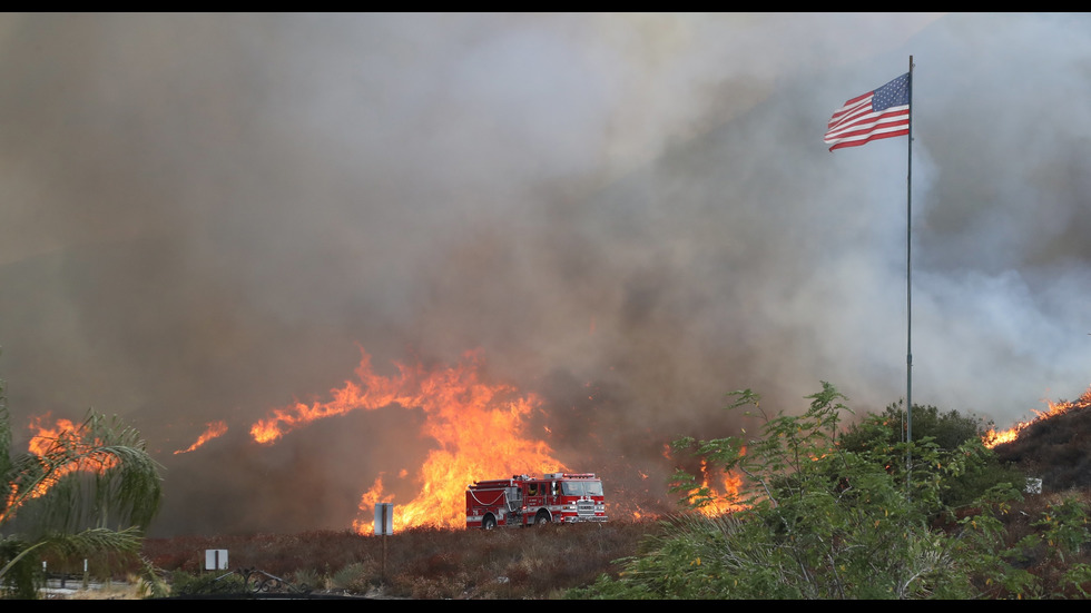 800 пожарникари се борят с огромен пожар край Лос Анджелис