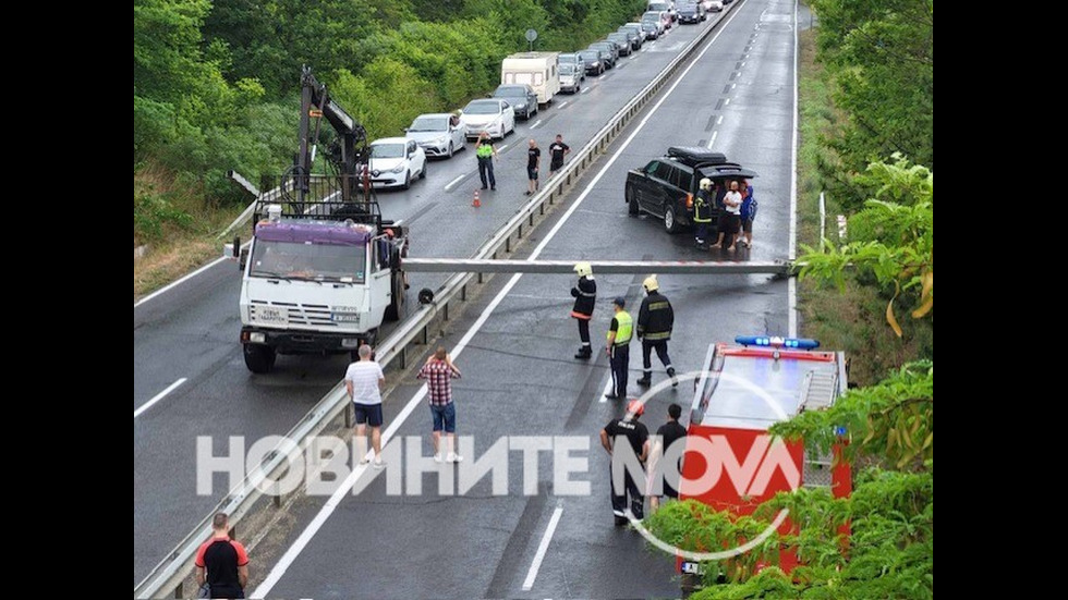 Камион събори предпазна рамка