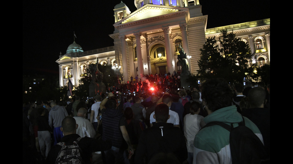 ПРОТЕСТ В СЪРБИЯ: Демонстранти нахлуха в парламента