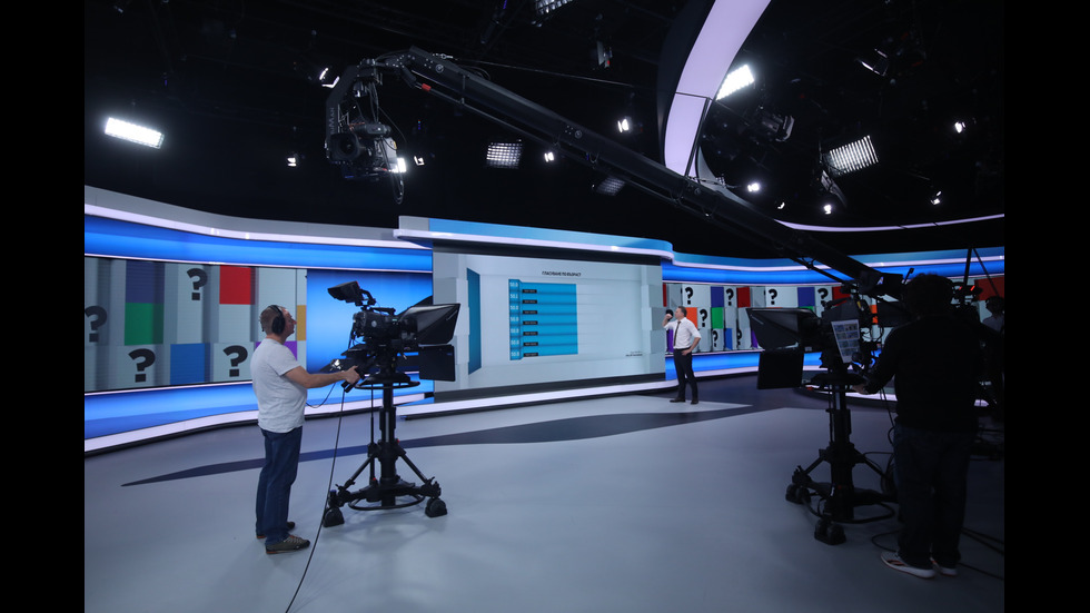 ЗАД КАДЪР: Изборният ден по NOVA В СНИМКИ