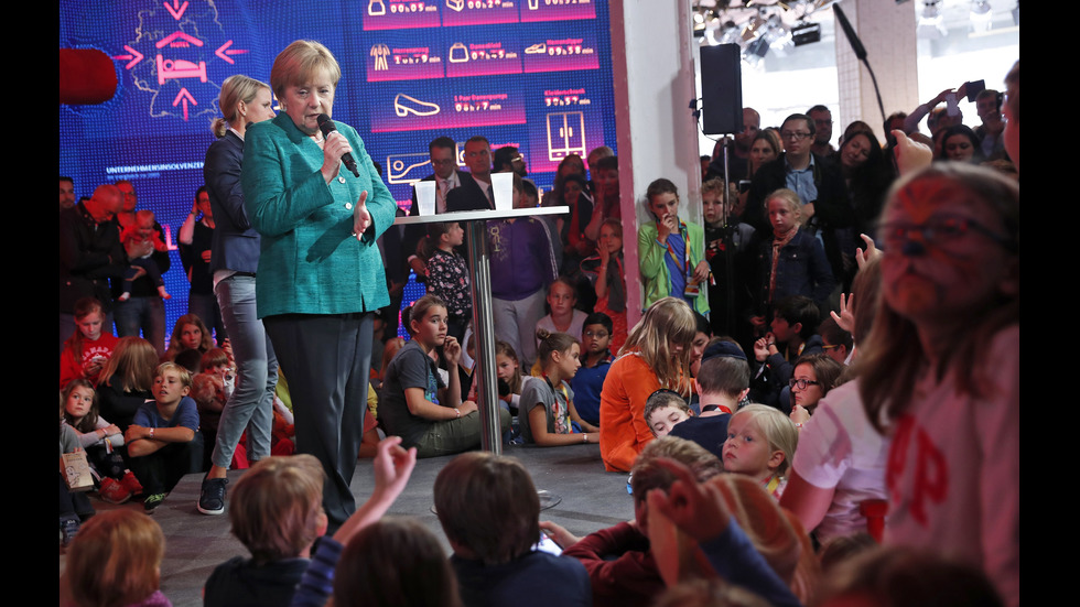 Ангела Меркел отговори на въпроси на деца