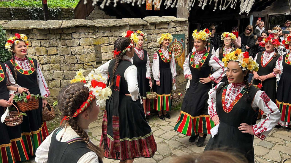 Обичаят "Лазаруване" пресъздадоха момичета от Габрово в Етнографския музей "Етъра"