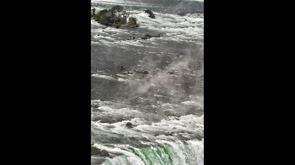 101-годишна баржа може да падне в Ниагарския водопад
