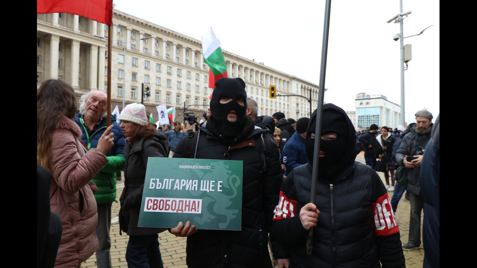 Протест срещу антиCOVID мерките в центъра на София, премиерът отиде при демонстрантите