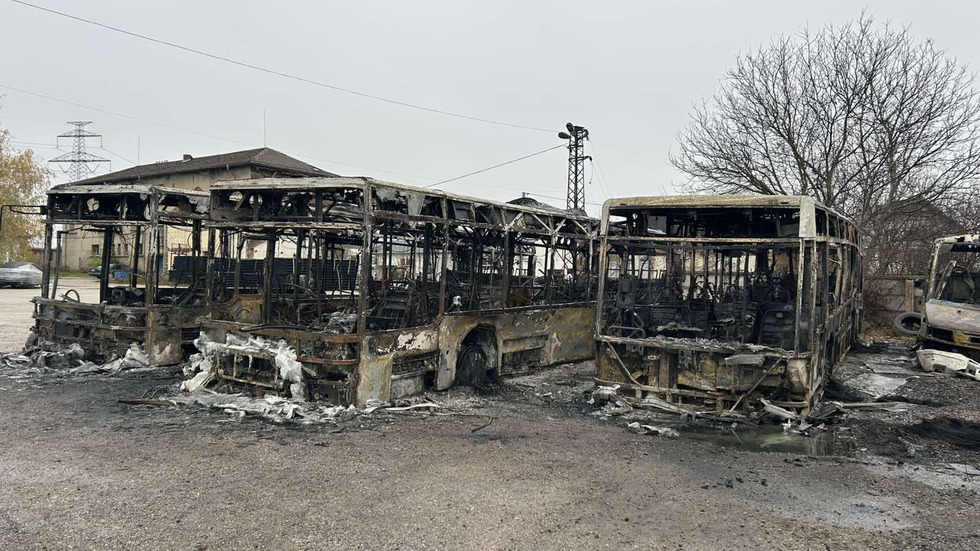 Пожар изпепели няколко автобуса, два буса и леки коли в Костинброд