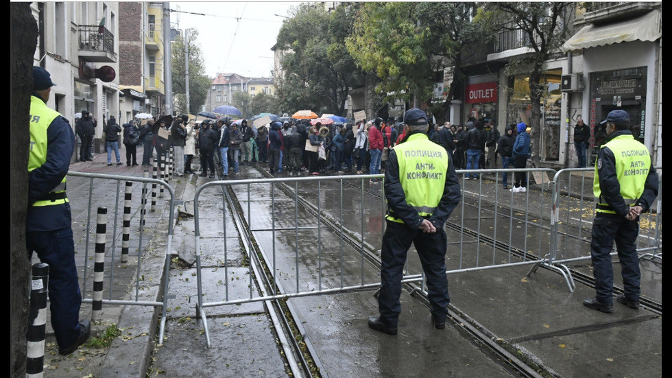 Протести „за” и „против” Гешев под прозорците на ВСС