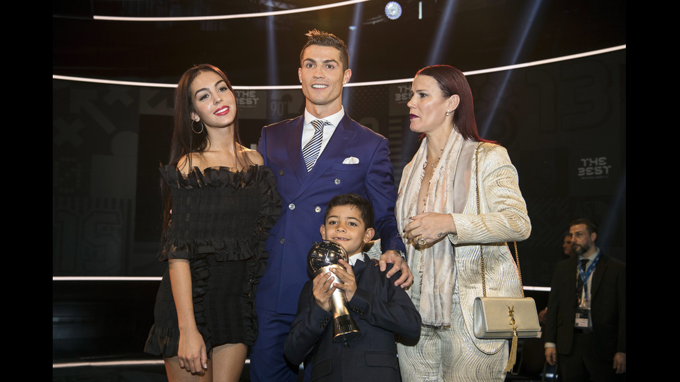 Кристиано Роналдо и голямото му семейство