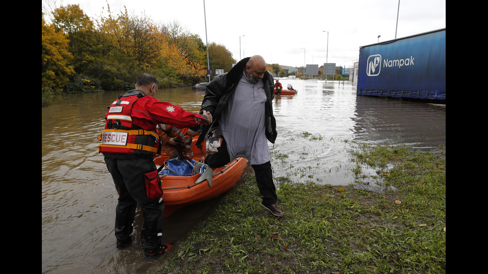 Проливни дъждове в Англия блокираха посетители в мол и наводниха улици