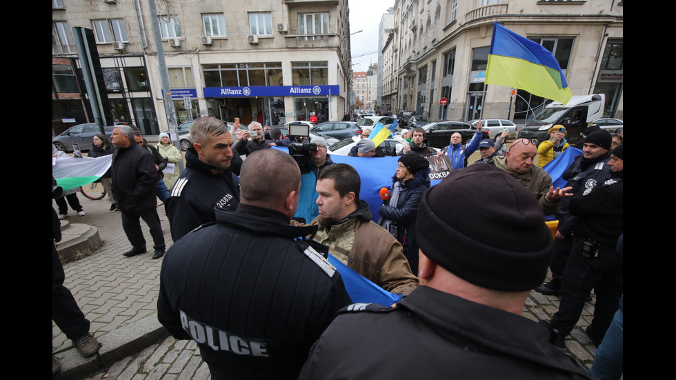 Митрофанова на литургия в Руската църква, протестиращи блокираха храма