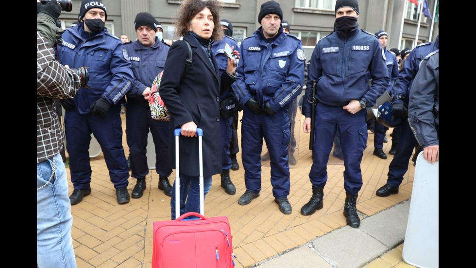 Протест срещу антиCOVID мерките в центъра на София, премиерът отиде при демонстрантите