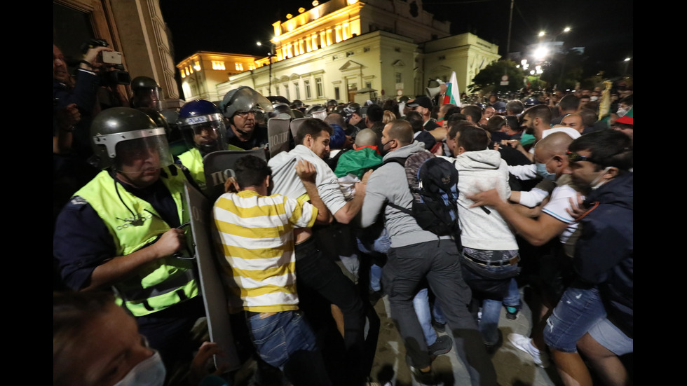 Бомбички, бутилки и павета полетяха към полицаите на протеста в София