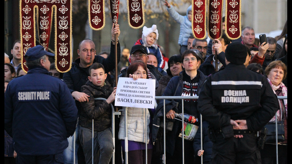 България се прекланя пред Апостола