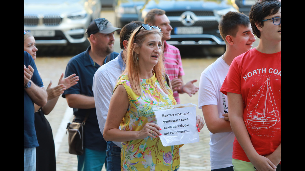 Родители на протест срещу онлайн обучението