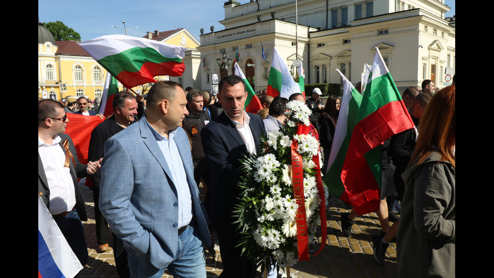 Нарисуваха украинското знаме върху Паметника на Съветската армия