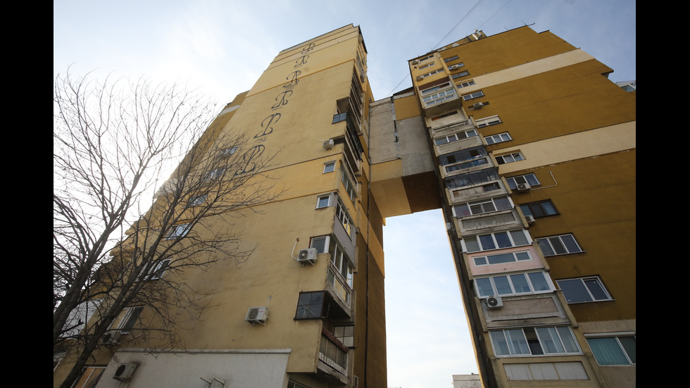 Мистериозни графити се появиха върху фасадите на блокове в София