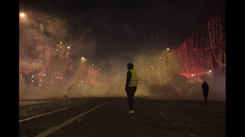 Автомобили горят по улиците на Париж