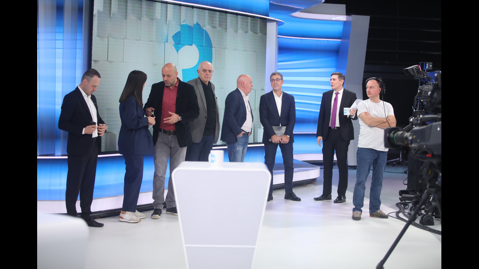 ЗАД КАДЪР: Изборният ден по NOVA В СНИМКИ