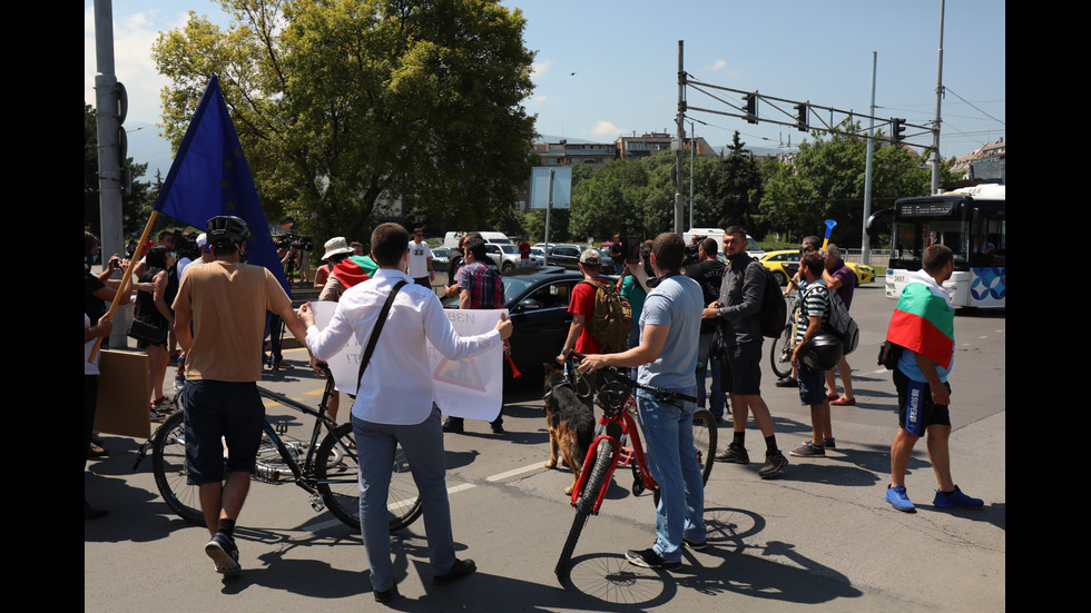 Група протестиращи блокира половин София