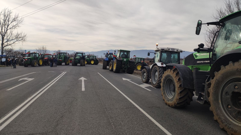 Протестът на земеделците и блокадите на ключови места продължават