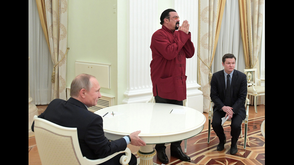 Стивън Сегал получи руския си паспорт от Путин