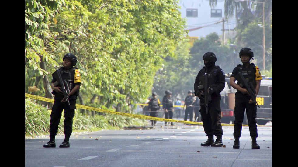 Поне двама са убити, а 13 ранени при атентати срещу църкви в Индонезия