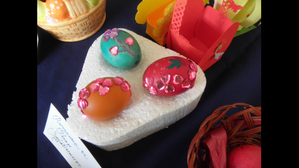 Откриха изложба на яйца и обредни хлябове, направен от деца