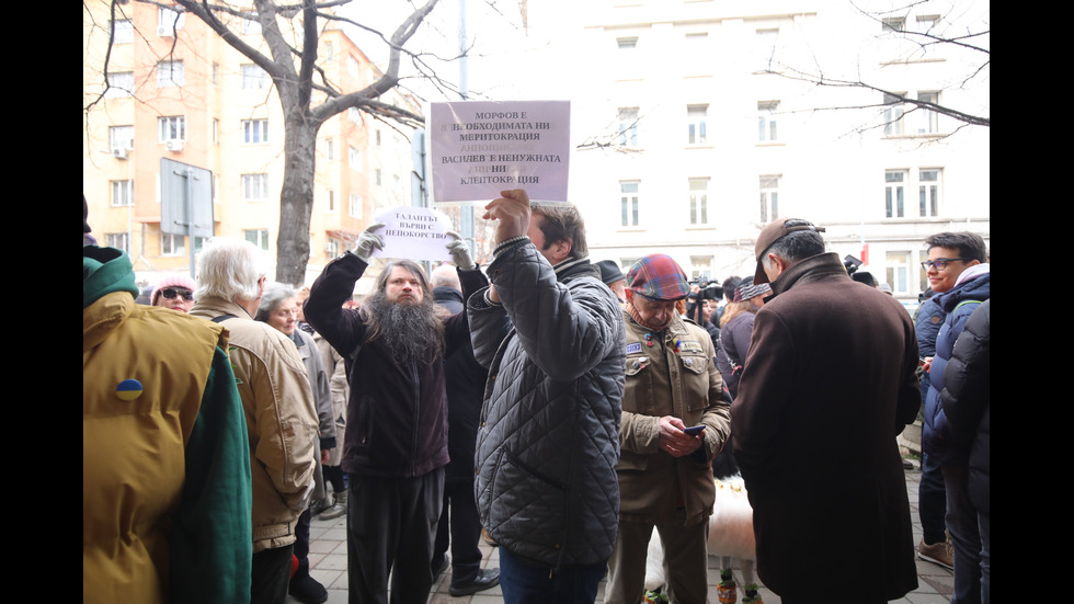 Протест пред Народния театър "Иван Вазов" в защита на Морфов