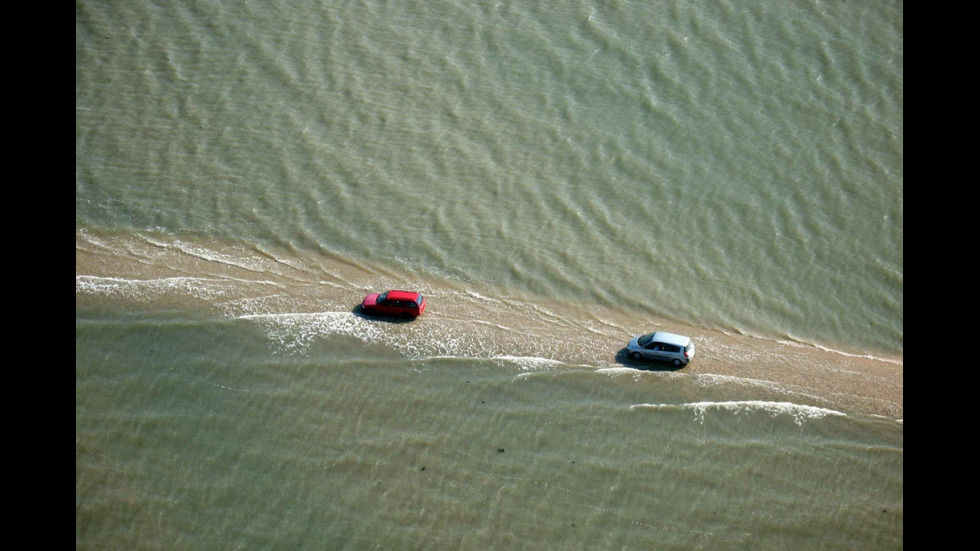 Опасен път във Франция изчезва под вода