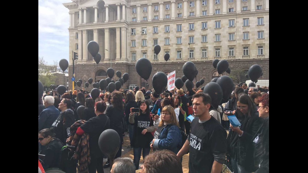 ОТНОВО ПРОТЕСТ: Майки на деца с увреждания с шествие за достоен живот