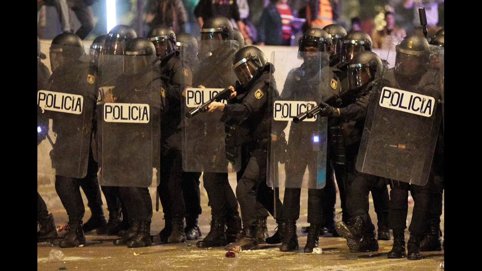 Втора вечер на протести и сблъсъци с полицията в Барселона