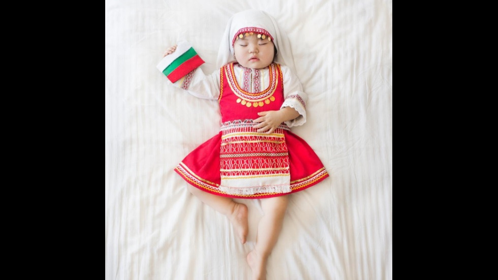Фотографка облича дъщеря си в различни носии от целия свят