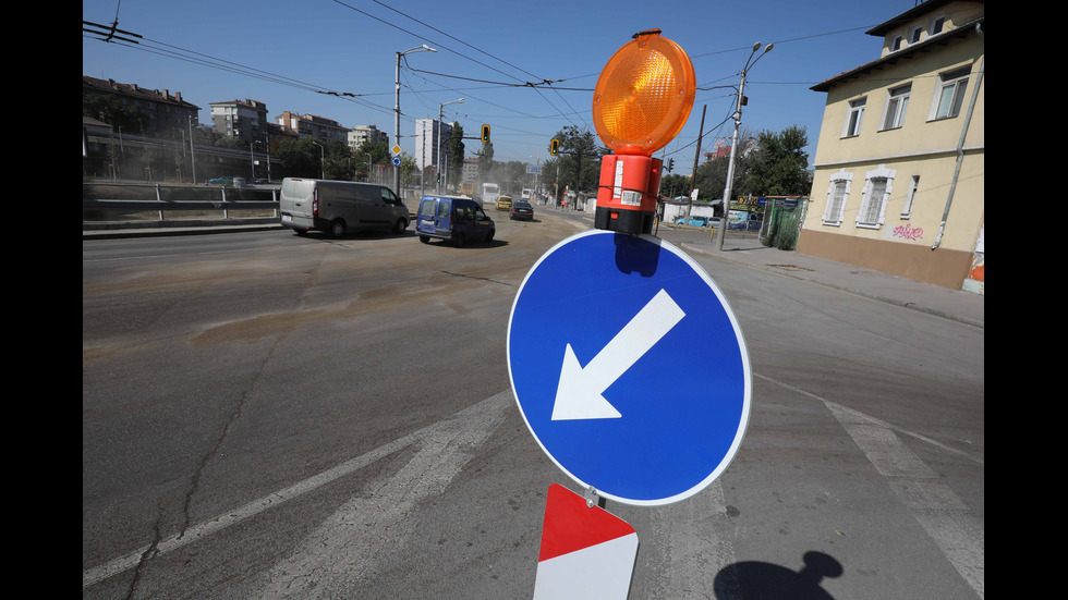 Цистерна разля 8 тона масло, затрудни движението в центъра на София