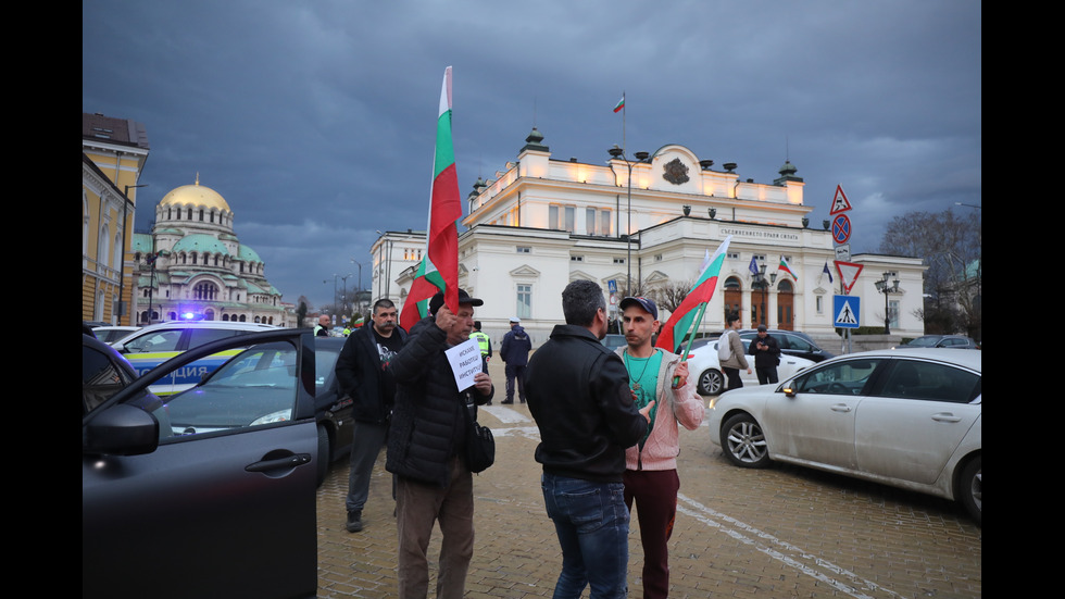 Автопоход на „Величие“: Протест в деня на извънредното заседание на НС