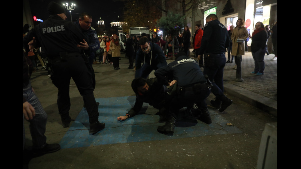 Протест в София срещу насилието над жени, стигна се и до напрежение (ВИДЕО+СНИМКИ)