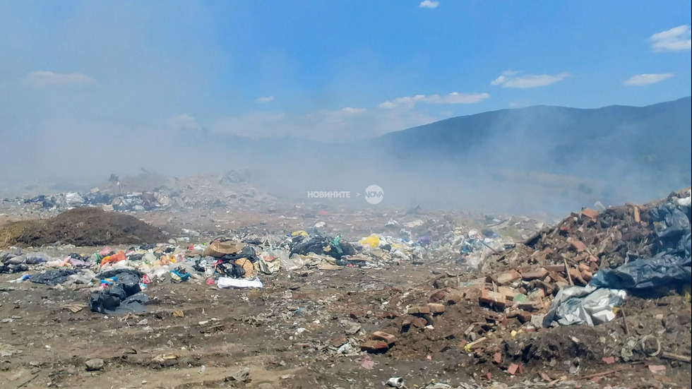 Сметището край Ихтиман продължава да дими