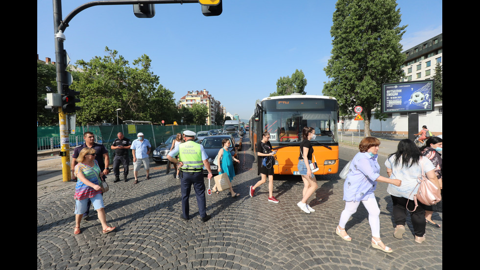 Протест пред "Пирогов" в защита на проф. Балтов