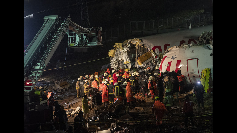 Три станаха жертвите на самолетната катастрофа в Истанбул