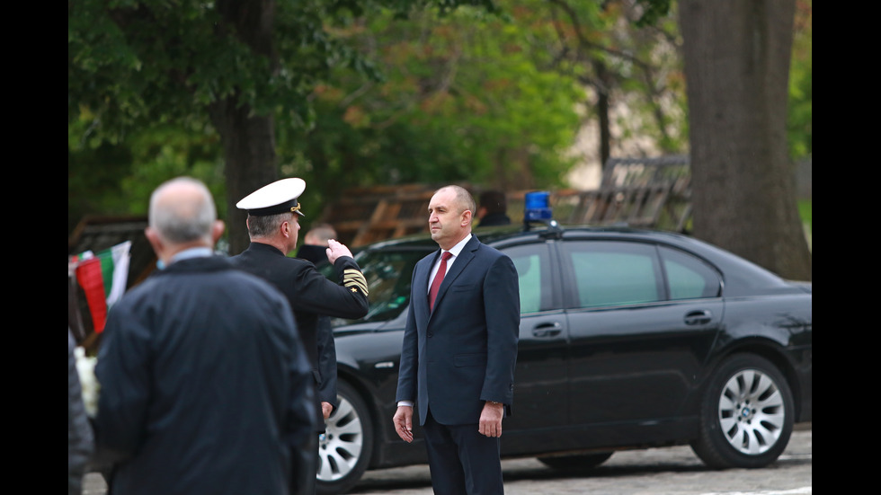 Президентът и началникът на отбраната поднесоха венци на Паметника на незнайния воин