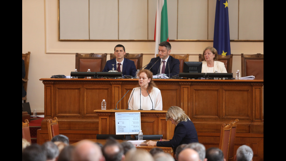 Депутатите обсъждат отстраняването на председателя на парламента