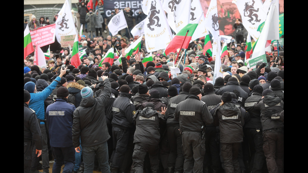 "Възраждане" организира протест срещу зеления сертификат, докараха водно оръдие пред НС