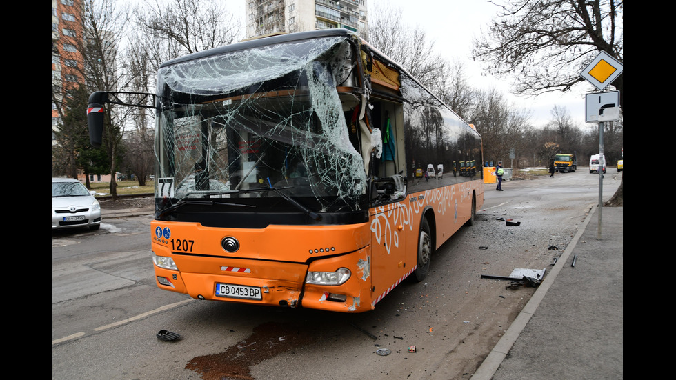 Двама пострадаха при катастрофа с автобус в София