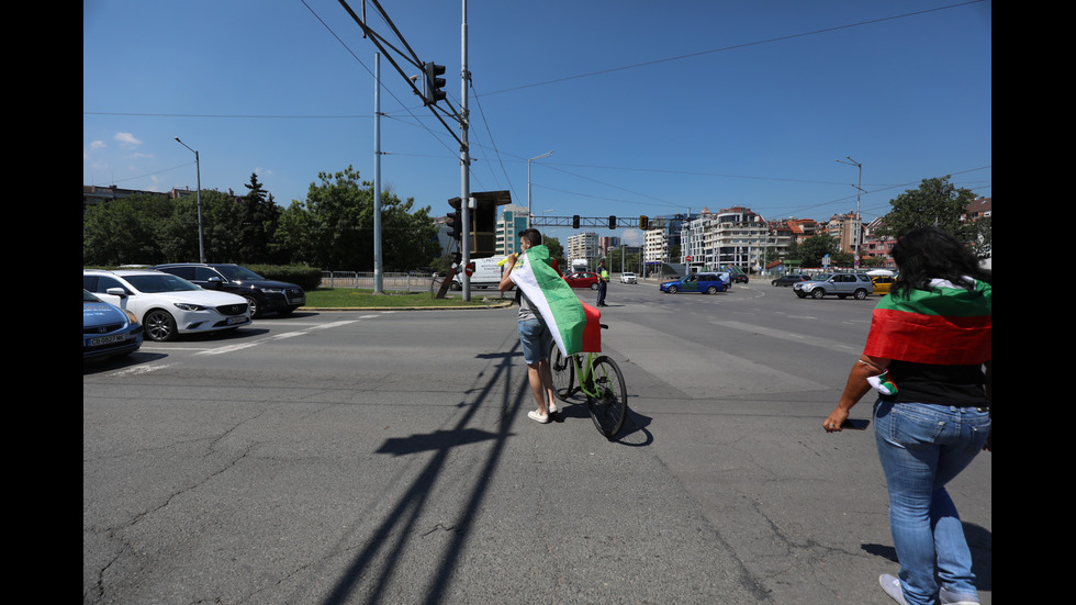 Група протестиращи блокира половин София