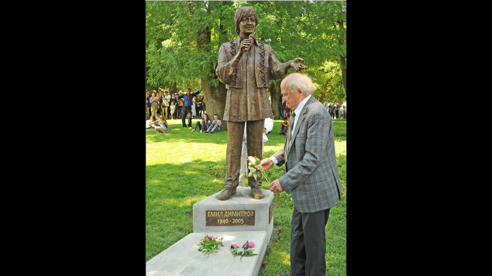 Откриха паметник на Емил Димитров в Плевен